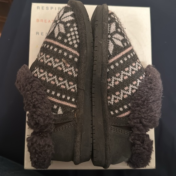 BearPaw Slippers in Gray. Size 2. - Picture 2 of 2